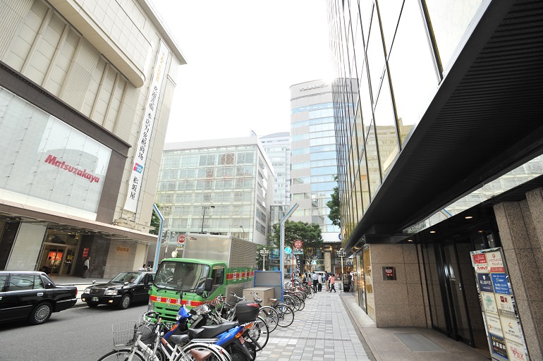 松坂屋本館北側向かいに入口があります