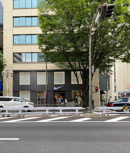 ベネトンあたりから通りを挟んでの風景